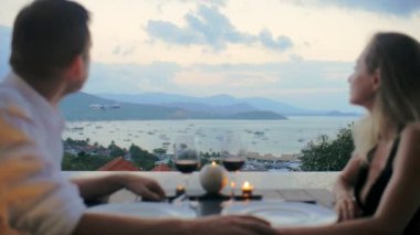 Akşam yemeği masada açık ve seyir uçak uçan üzerinde oturan Romantik Çift