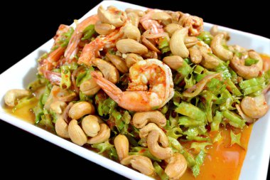 Kanatlı fasulye salatası hizmet beyaz tabak içinde 