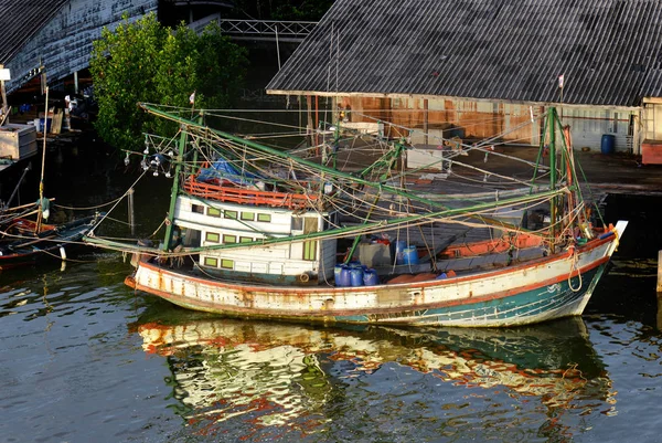 Grand bateau de pêche en bois arrêt au port — Photo