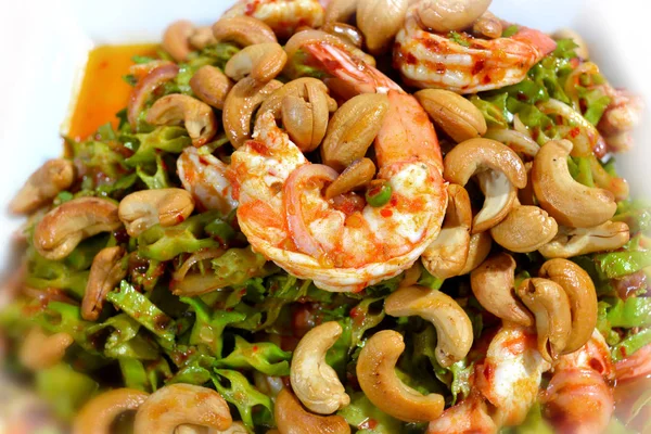 Kanatlı fasulye salatası hizmet beyaz tabak içinde 