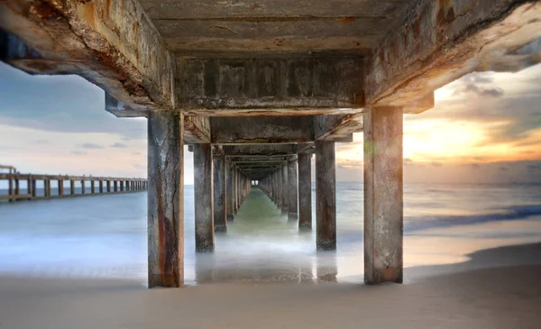 Under gamla betongbro — Stockfoto