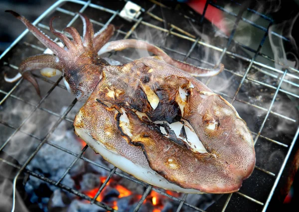 Frischer weicher Sepiafisch auf Holzkohlefeuer grillen — Stockfoto