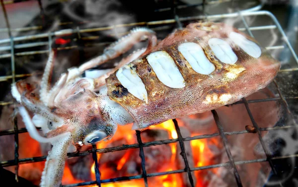 Kömür yanıyor taze yumuşak cuttle balık ızgara — Stok fotoğraf