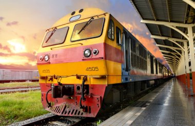 Platform durağında Tayland tren