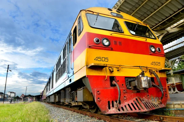 Platform durağında Tayland tren