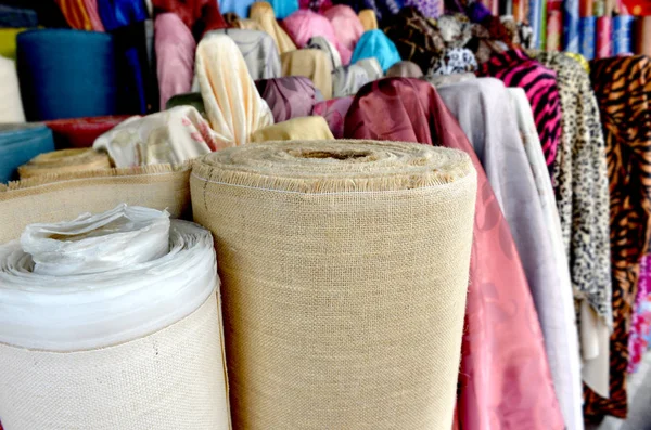 Tela en rool para la venta en el mercado textil — Foto de Stock