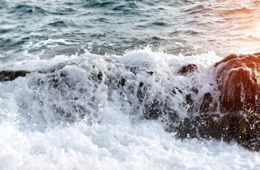 Deniz dalga saldırının Splash kayalara köpük