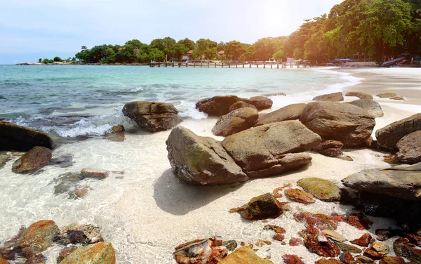 Roca y piedra en la playa — Foto de Stock