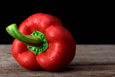 Siyah arka plan kırmızı dolmalık biber.