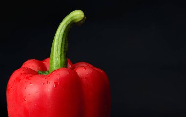 Siyah arka plan kırmızı dolmalık biber.