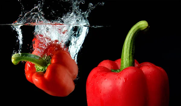 Splash water from water droping bell pepper. — Stock Photo, Image