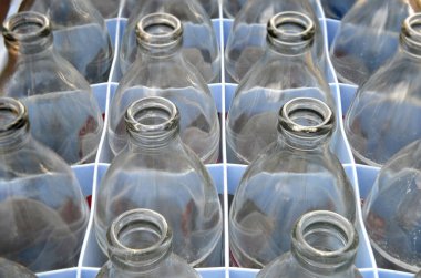 Kullanılan maden suyu cam şişe