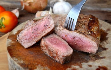 Orta nadir sığır biftek ızgara.