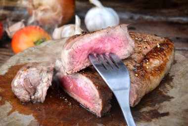 Orta nadir sığır biftek ızgara.