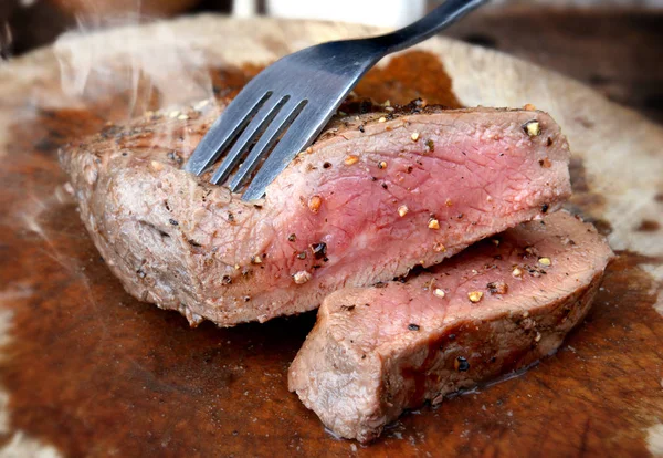 Grelha de bife de carne rara média . — Fotografia de Stock