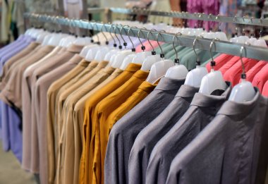 Askıları Satılık koleksiyonunda elbise.