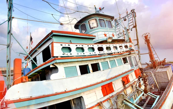 Barco de pesca de madeira grande — Fotografia de Stock