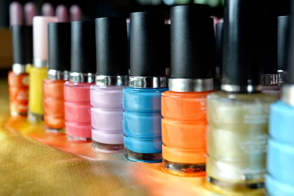 Bunte Nagellackflaschen . — Stockfoto