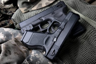 Pistal otomatik kısa el silah.