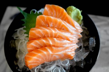 Çiğ somon dilimi ya da somon balığı.