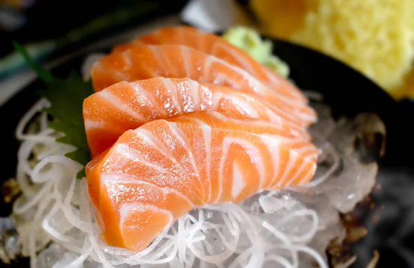 Scheibe roher Lachs oder Lachsashimi. — Stockfoto