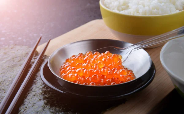 Huevos de salmón o Ikura al estilo japonés . — Foto de Stock