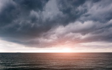 Sunrise sabah bulutlu yağışlı sezon .