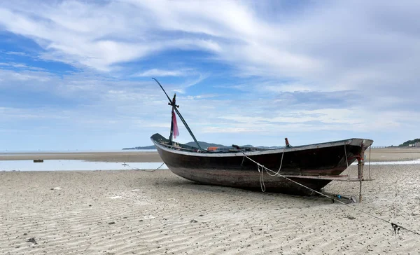 Pequeño barco pesquero de madera. — Foto de Stock