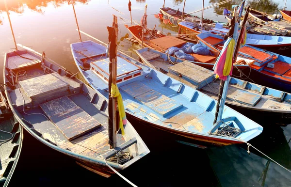 Ряд небольших деревянных рыбацких лодок . — стоковое фото