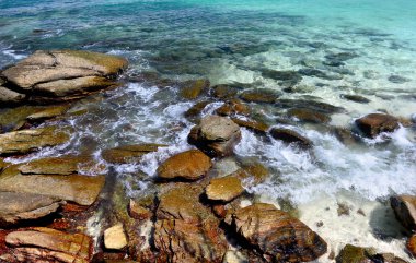 Kaya berrak Denizi suya.