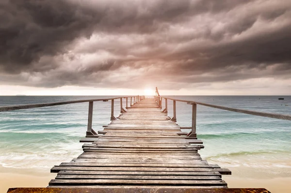 Zee houten ontspannen brug. — Stockfoto