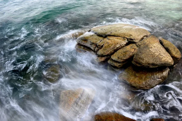 Roca en agua de mar clara . — Foto de Stock
