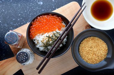 Japon tarzı pilavlı somon yumurta