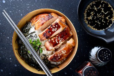 Teriyaki tavuk ızgara ile pirinç.