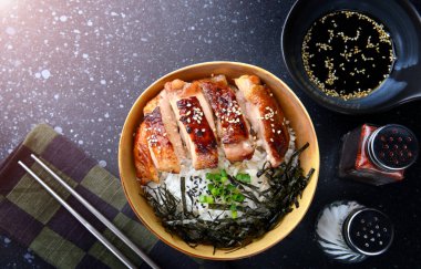 Teriyaki tavuk ızgara ile pirinç.