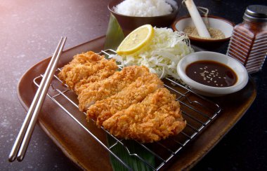 Japon derin kızarmış domuz eti.