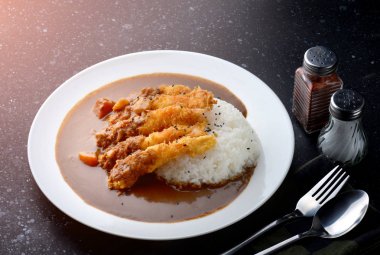 Derin yağda kızartılmış karides ve köri pirinç.