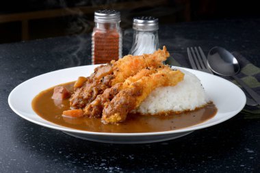 Derin yağda kızartılmış karides ve köri pirinç.