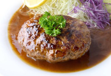 Japon tarzı hamberger ya da öğlende hizmet et suyu sosu ile.
