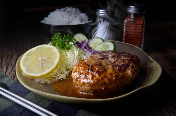Hamberger în stil japonez sau hamberg servesc cu sos de sos de sos . — Fotografie, imagine de stoc