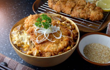 Katsudon veya Japon tarzı kızarmış domuz rostosu .