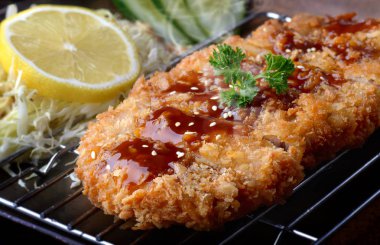 Japon derin kızarmış domuz eti veya tonkatsu.