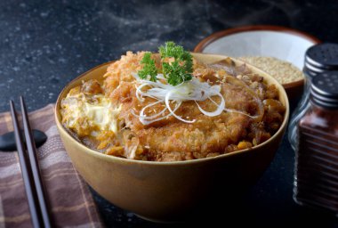 Katsudon veya Japon tarzı kızarmış domuz rostosu .