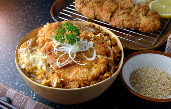 カツ丼と日本スタイルの揚げ豚ロース . — ストック写真