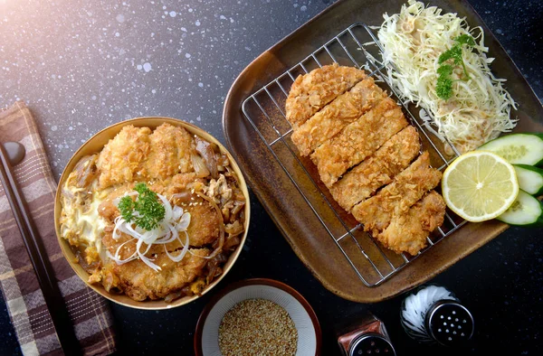 Katsudon vagy a japán stílusú rántott sertésszelet sült . — Stock Fotó