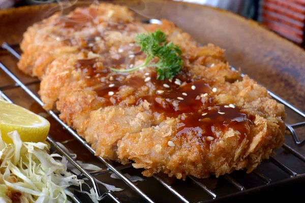 Japanisches frittiertes Schweinefleisch oder Tonkatsu. — Stockfoto