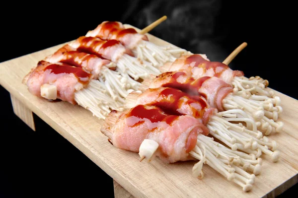 Rollo de tocino con setas enoki a la parrilla . —  Fotos de Stock