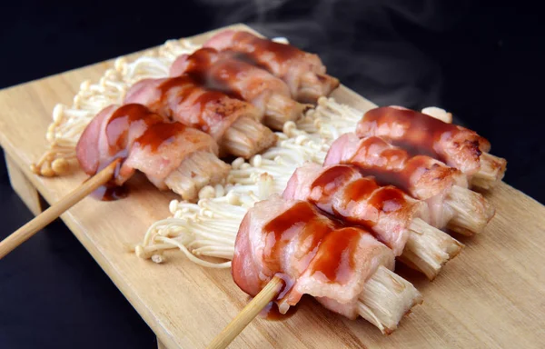Bacon po pražsku enoki houby na grilu. — Stock fotografie