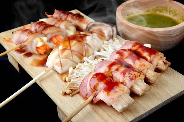 Rolo de bacon com cogumelos enoki grelhados . — Fotografia de Stock