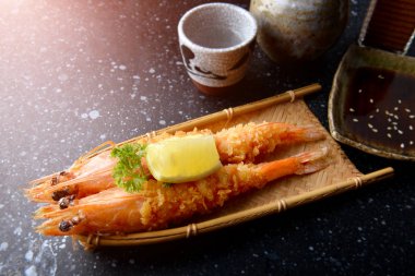 Japon stili veya ebi furai derin yağda kızartılmış karides.
